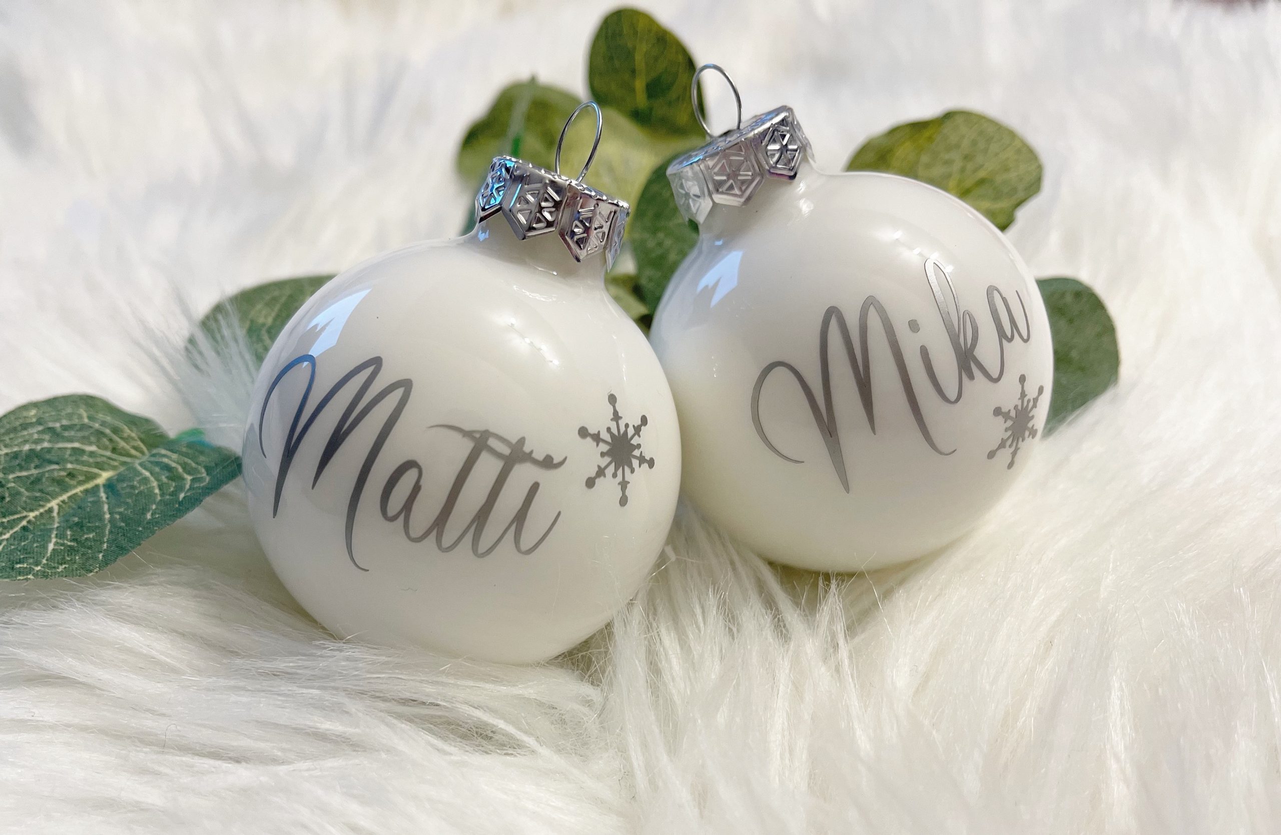 Personalisierte Weihnachtskugel Weiß aus Glas